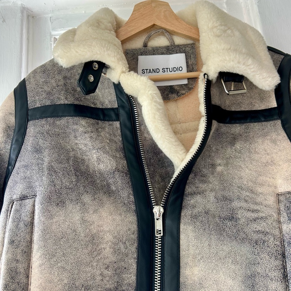 Stand studio shearling cropped jacket - image 3